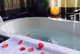 兰州水疗池中的失重冥想：当身体学会漂浮